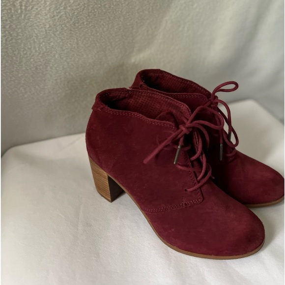 TOMS Size 7 Burgundy Suede Lace Up Booties - Picture 2 of 16
